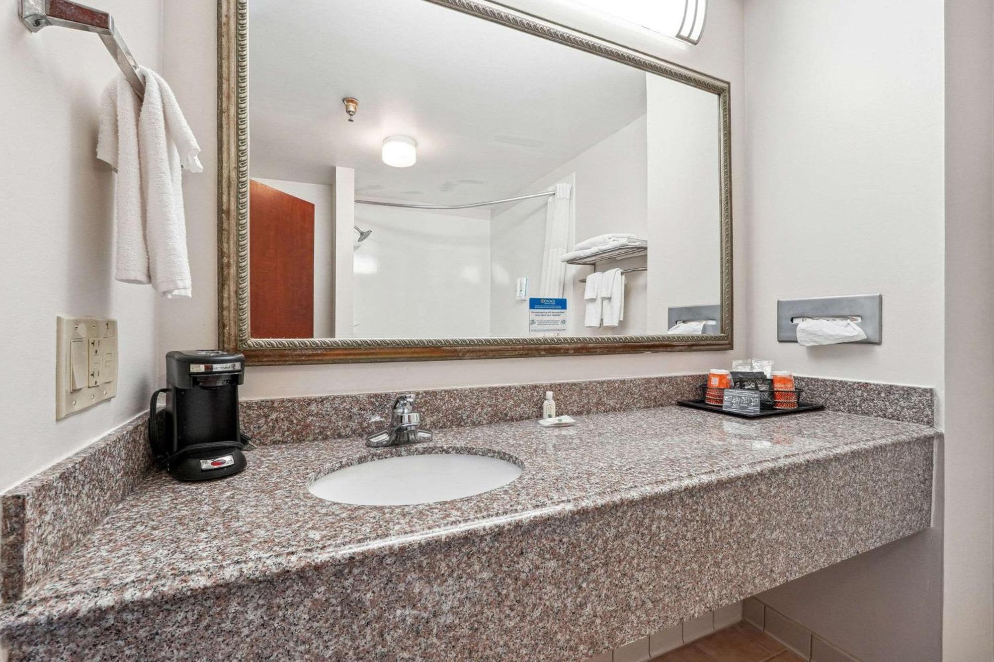 Quality Inn & Suites Dawsonville Bagian luar foto