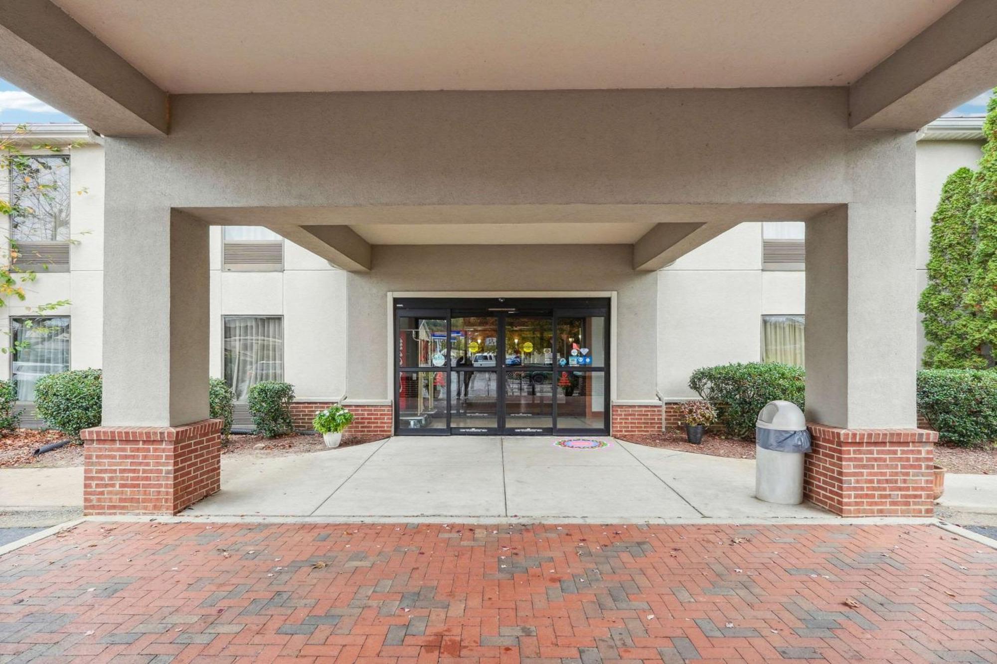 Quality Inn & Suites Dawsonville Bagian luar foto