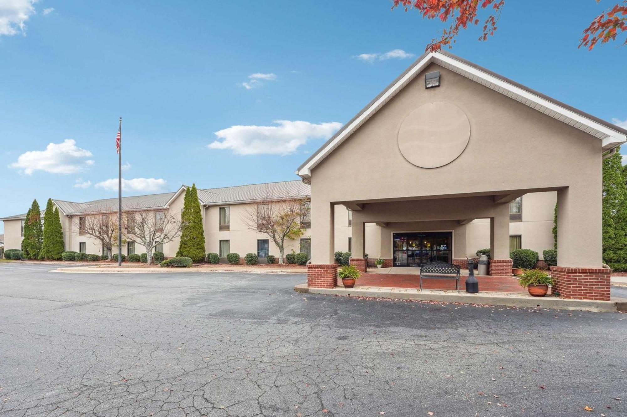 Quality Inn & Suites Dawsonville Bagian luar foto
