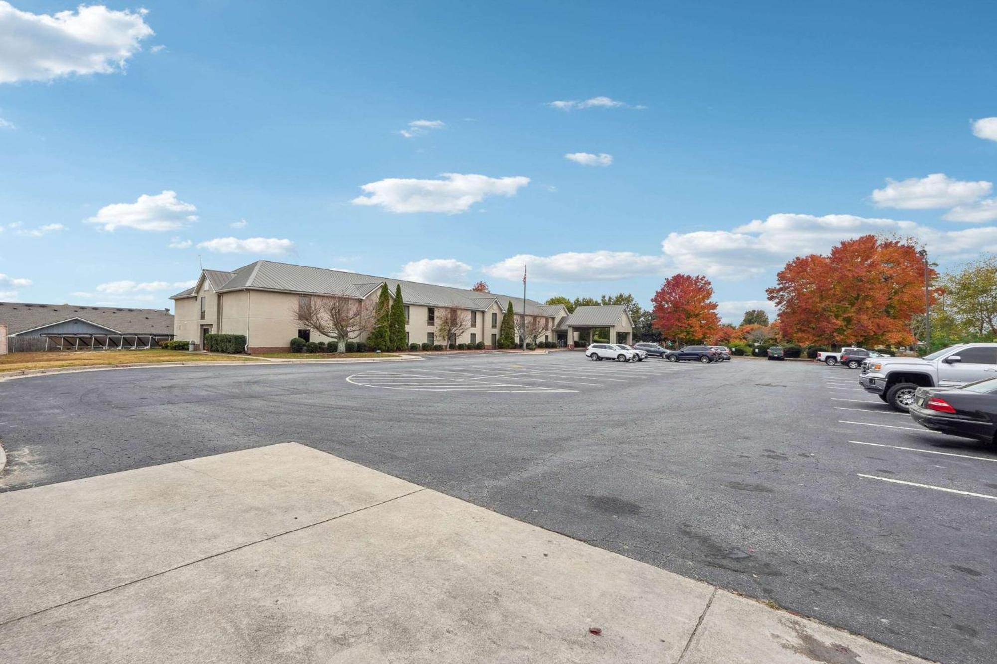 Quality Inn & Suites Dawsonville Bagian luar foto