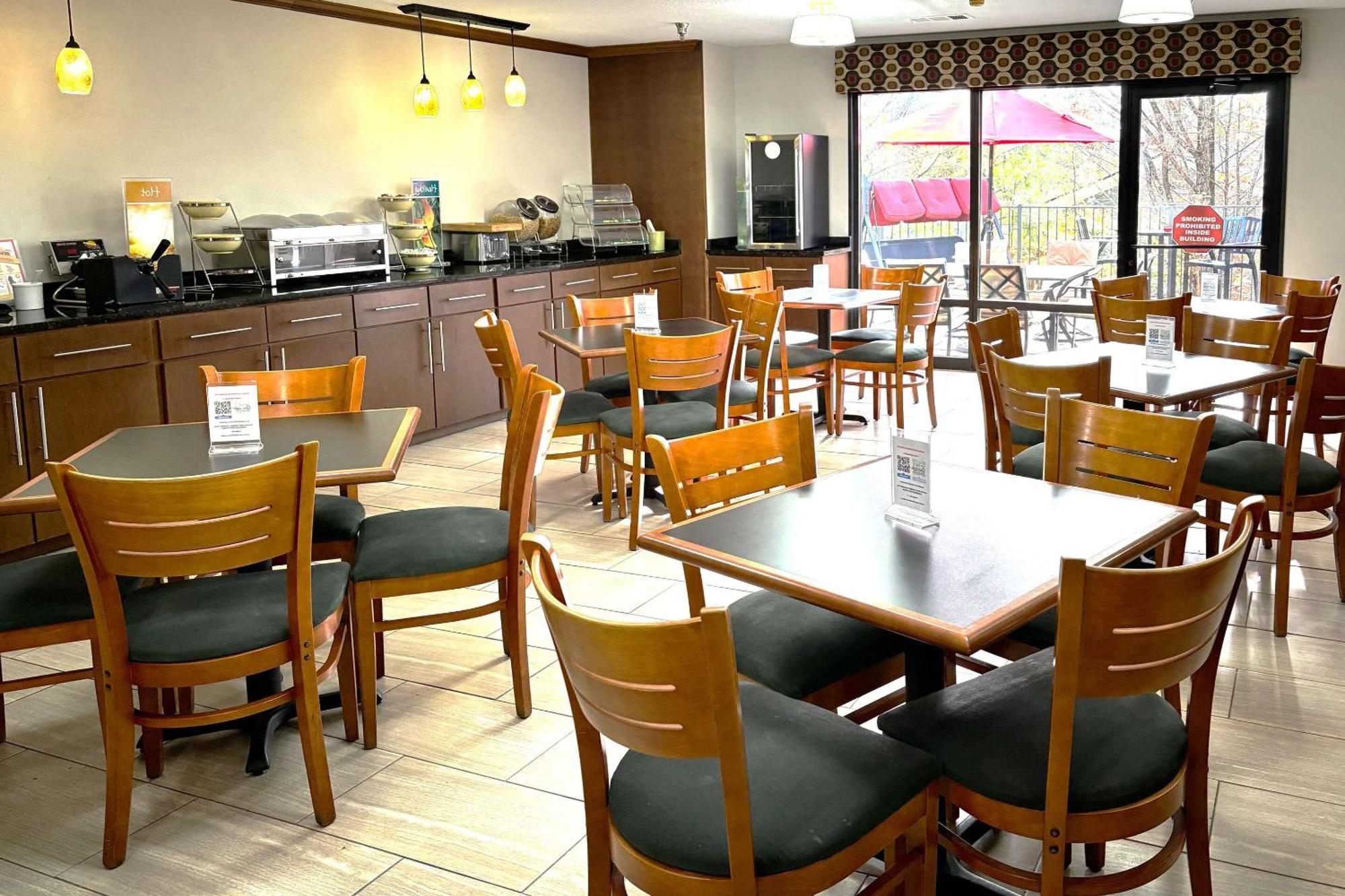 Quality Inn & Suites Dawsonville Bagian luar foto